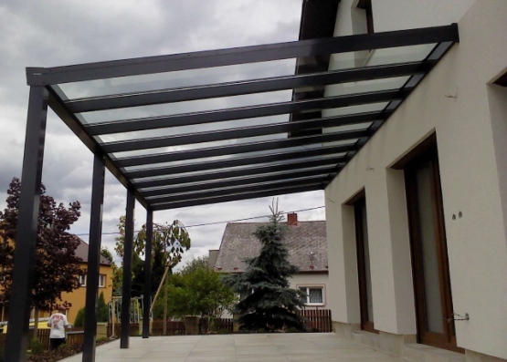 Chraňte svou terasu hliníkovou pergolou