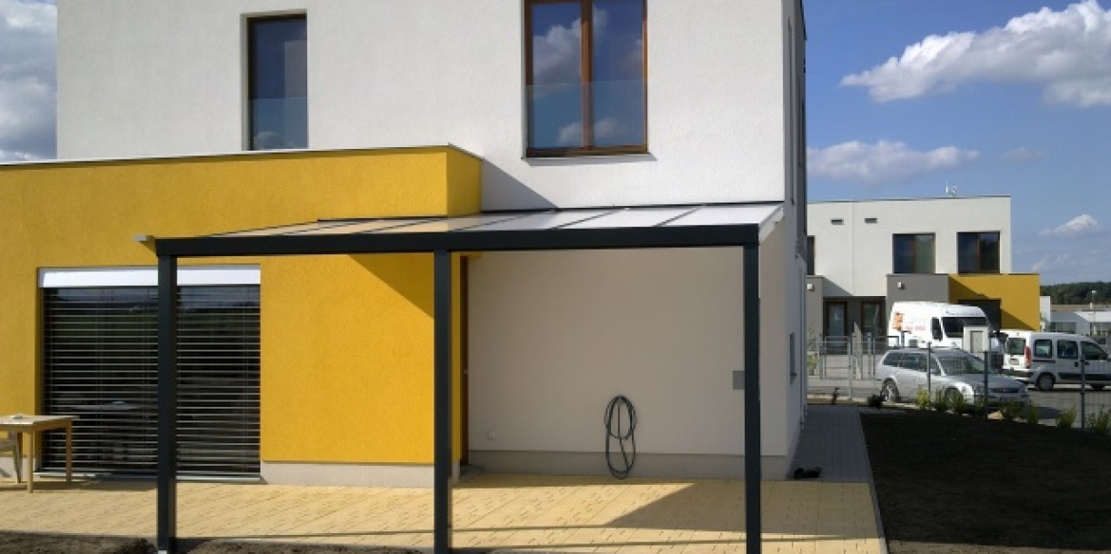 Moderní zastřešení terasy hliníkovou pergolou