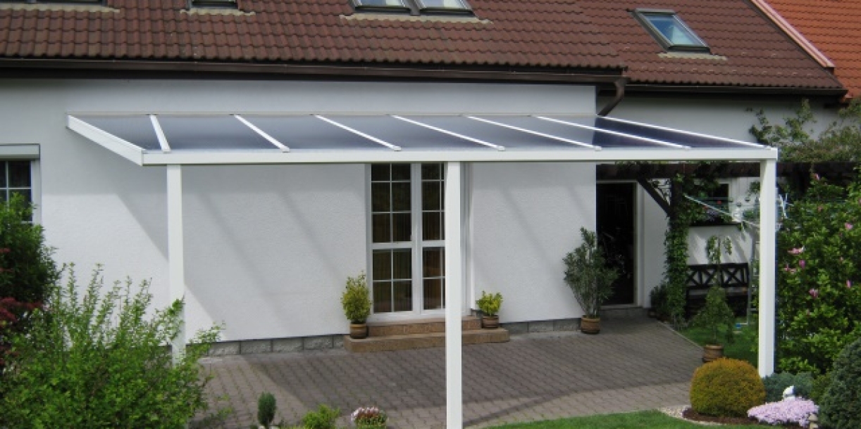 Terasu si můžete zastřešit hliníkovým přístřeškem