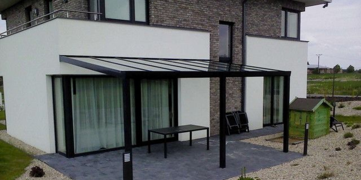 Zastřešená terasa u bytu - hliníková pergola