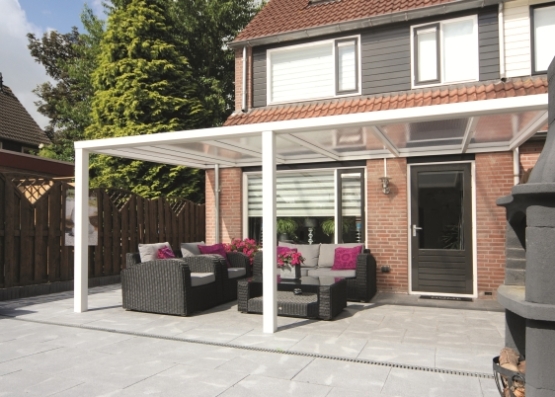 Zastřešení terasy vyřeší hliníková pergola