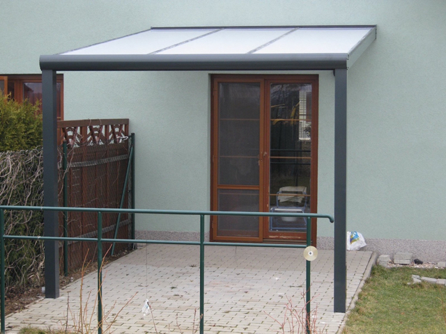 realizace hliníkových přístřešků