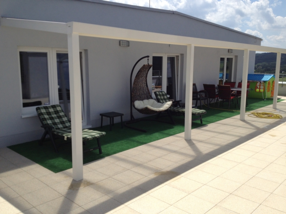 minimalistická terasa s hliníkovým přístřeškem