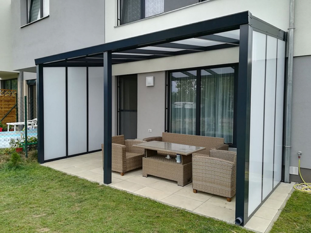 Otevřený vs. zasklený přístřešek na terase – co lépe doplní váš styl?