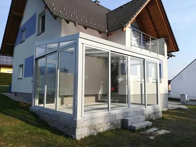 Zasklení zahradní terasy – přehled možností a jejich výhod