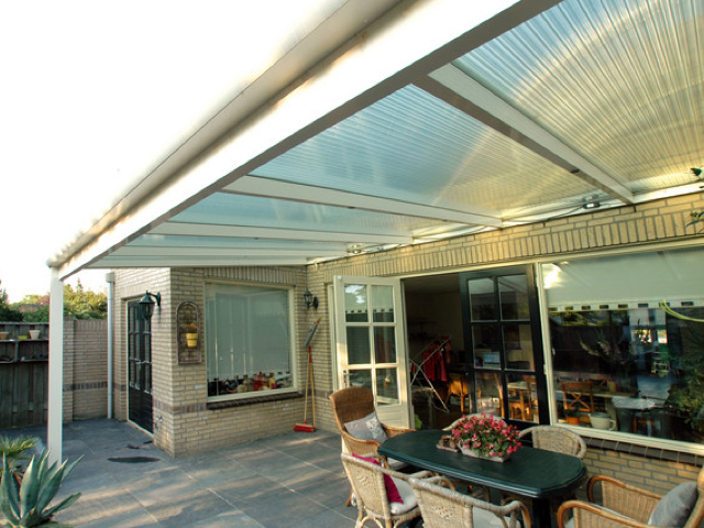 Skleněná střecha nebo mléčný polykarbonát? Porovnání vzhledu a dojmu