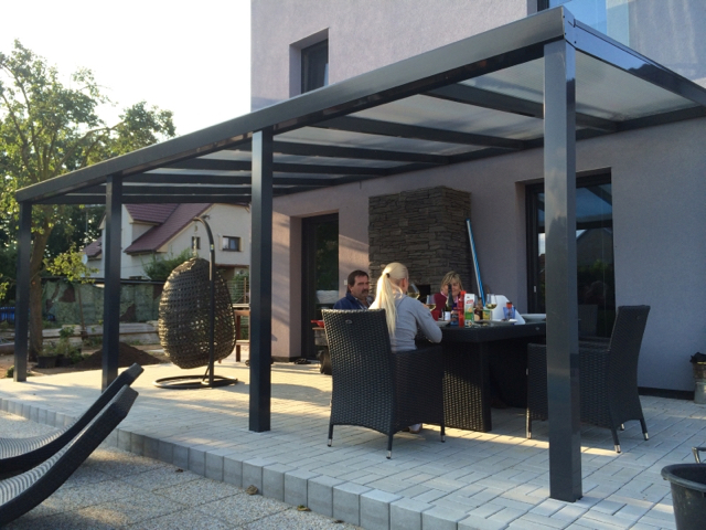 Hliníková pergola jako zázemí pro oslavy, grilování a rodinné akce