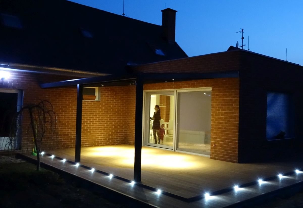 hliníková pergola v noci