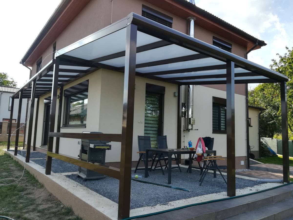 sladění hliníkového přístřešku s domem