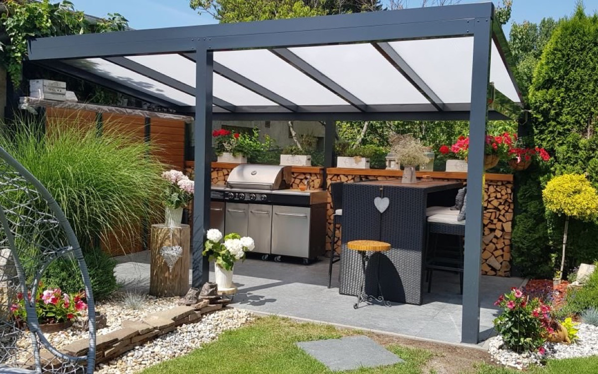 letní kuchyně pod hliníkovým přístřeškem